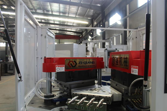 एक इंजेक्शन मोल्डिंग मशीन जो बेहद उच्च उत्पादन क्षमता वाली है और विभिन्न प्रकार की बोतलों का उत्पादन करने में सक्षम है